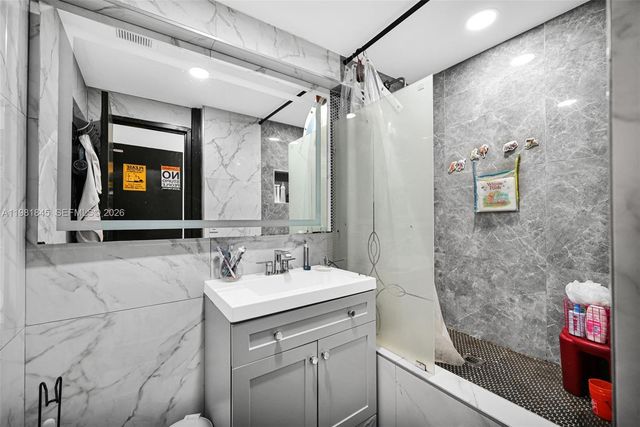 900 Crystal Lake Dr 2B, Deerfield Beach, FL 33064