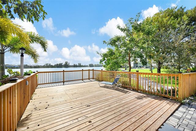 900 Crystal Lake Dr 2B, Deerfield Beach, FL 33064