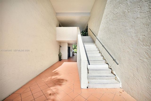 900 Crystal Lake Dr 2B, Deerfield Beach, FL 33064