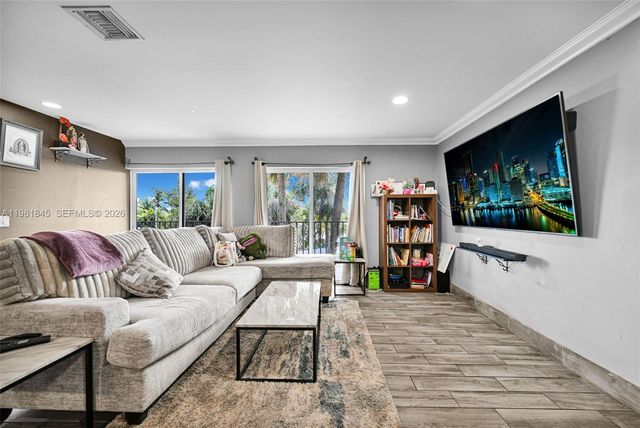 900 Crystal Lake Dr 2B, Deerfield Beach, FL 33064