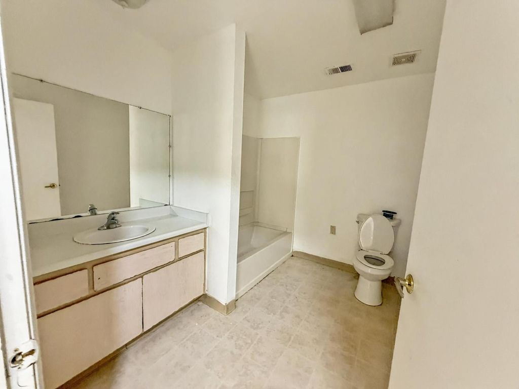 Image 10 of property listing at 1405 E Cypress Avenue # 157, Reedley, CA 93654