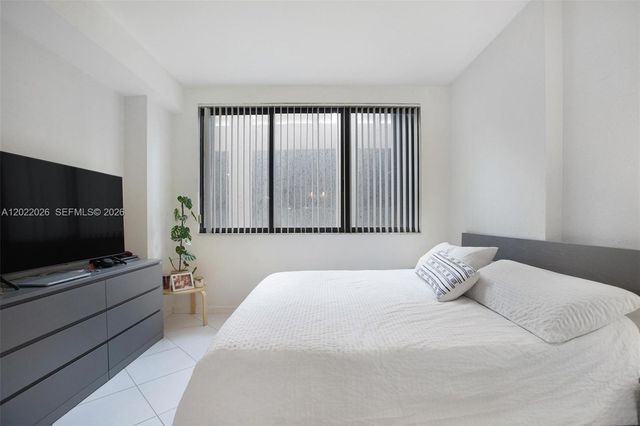 540 Brickell Key Dr 308, Miami, FL 33131