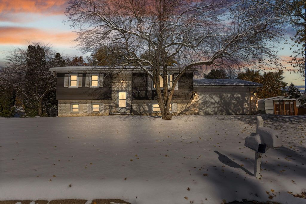 3705 Colonial Drive, Valparaiso, IN 46383