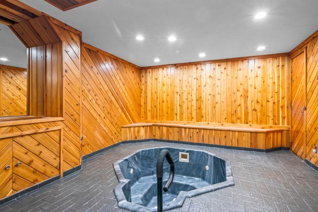 2160 Kewaunee Drive, Traverse City, MI 49686