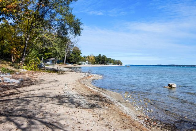 2160 Kewaunee Drive, Traverse City, MI 49686