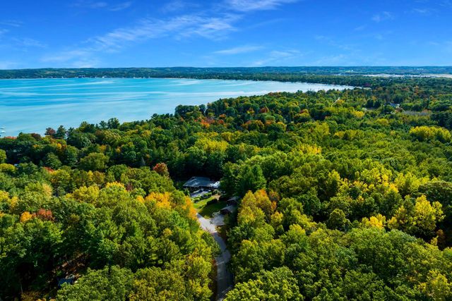 2160 Kewaunee Drive, Traverse City, MI 49686