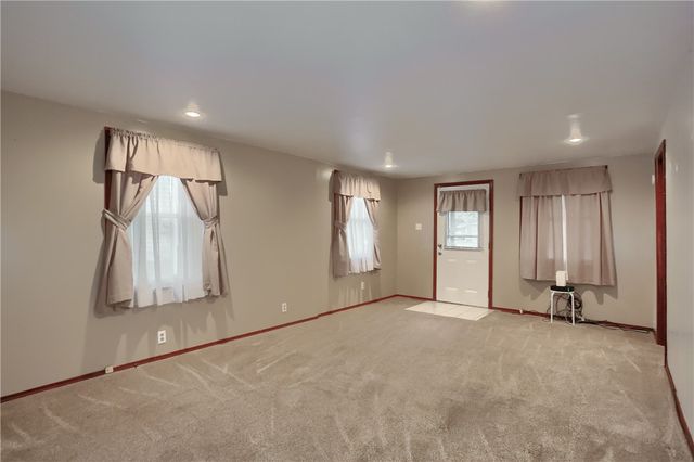 916 Temple Ave, New Castle, PA 16101