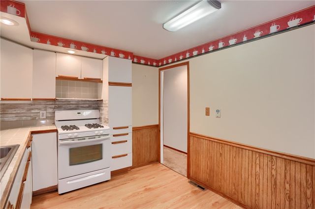 916 Temple Ave, New Castle, PA 16101