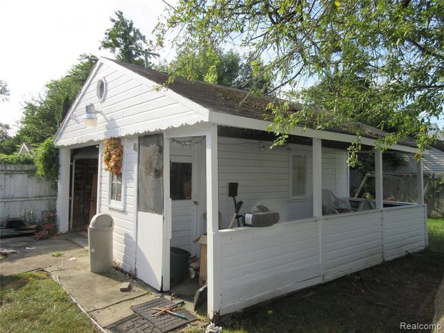 20428 Elkhart Street, Harper Woods, MI 48225