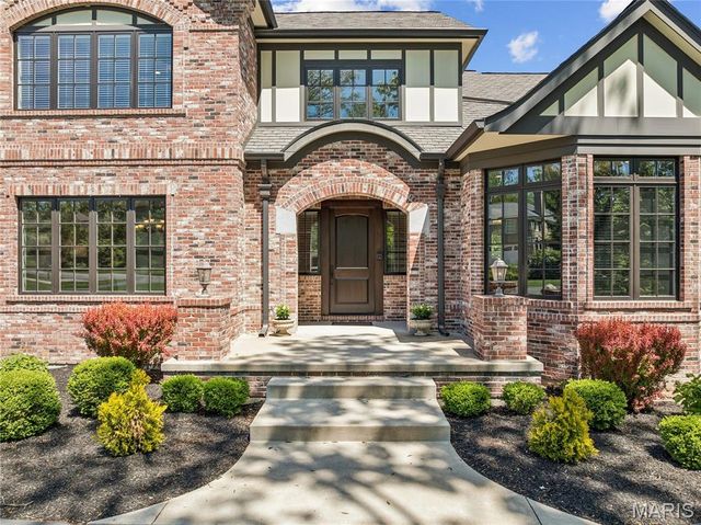 22 Countryside Lane, Frontenac, MO 63131