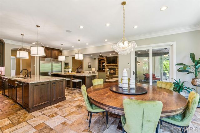 22 Countryside Lane, Frontenac, MO 63131