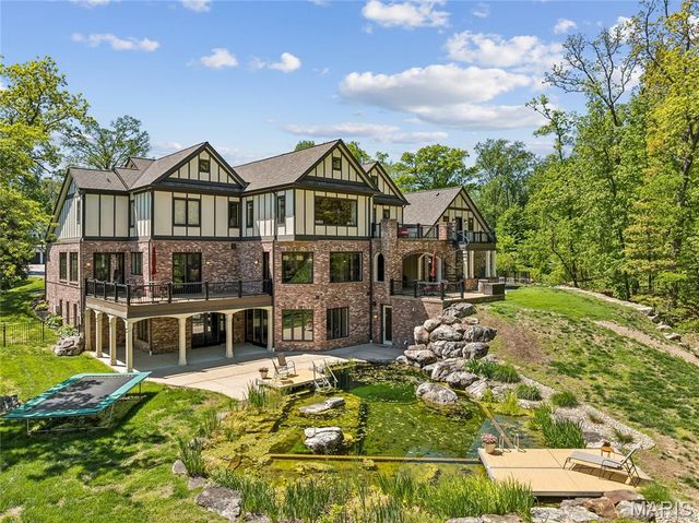 22 Countryside Lane, Frontenac, MO 63131