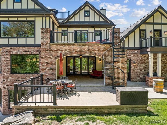 22 Countryside Lane, Frontenac, MO 63131