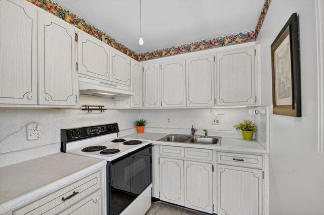 3240 Lake Osborne Drive Apt 104, Lake Worth Beach, FL 33461