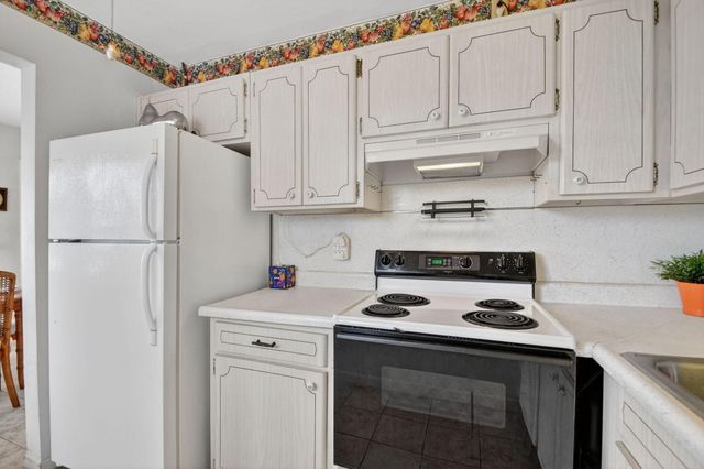 3240 Lake Osborne Drive Apt 104, Lake Worth Beach, FL 33461