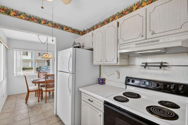 3240 Lake Osborne Drive Apt 104, Lake Worth Beach, FL 33461