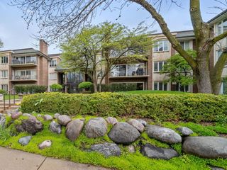 3 Oak Brook Club Drive E305, Oak Brook, IL 60523