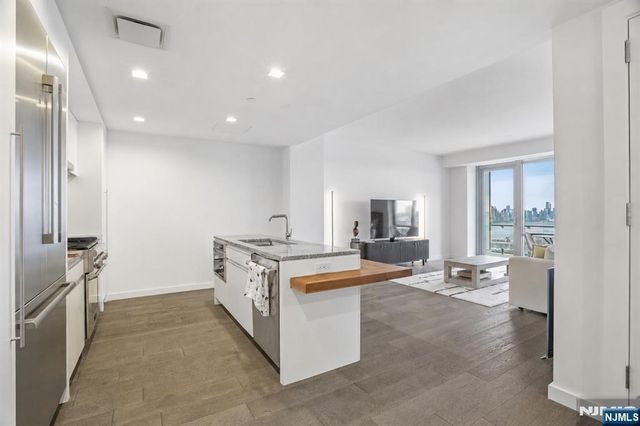 320 Adolphus Avenue 911, Cliffside Park, NJ 07010
