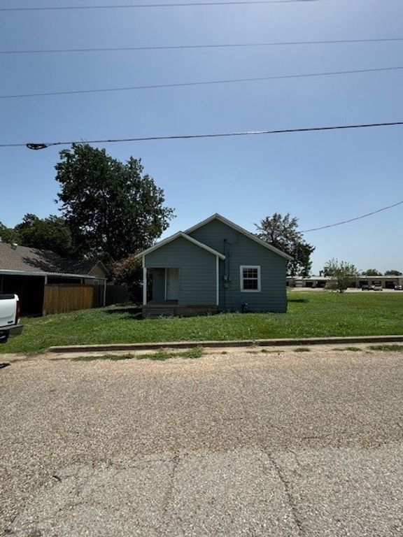 302 E Columbus Street, West, TX 76691