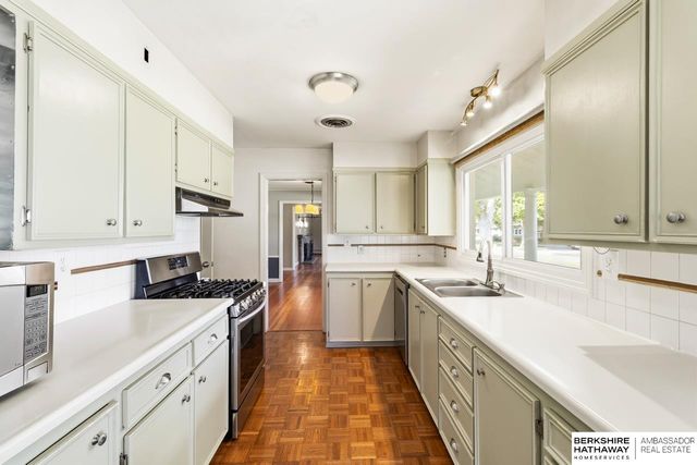 1802 S 76th Avenue, Omaha, NE 68124