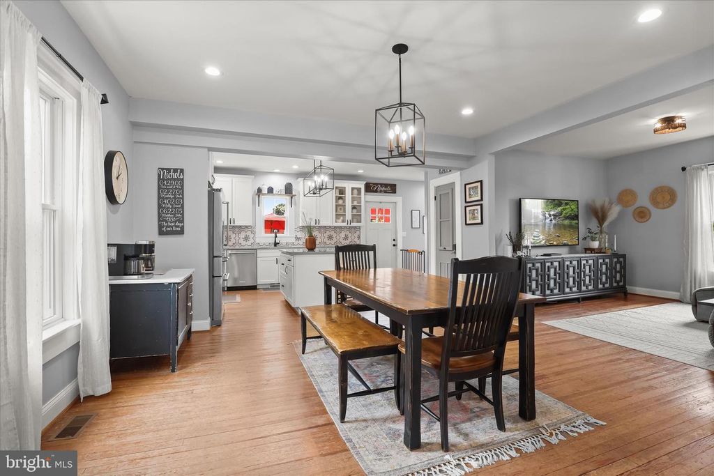 Image 13 of property listing at 16645 FREDERICK RD, Mount Airy, MD 21771