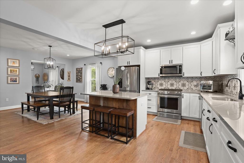 Image 17 of property listing at 16645 FREDERICK RD, Mount Airy, MD 21771