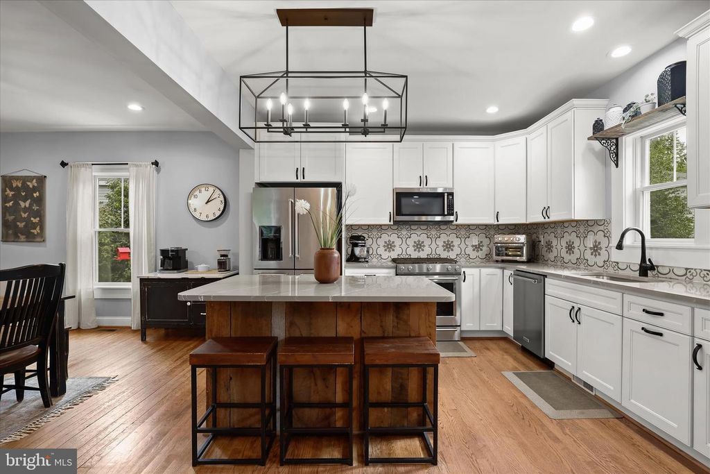 Image 2 of property listing at 16645 FREDERICK RD, Mount Airy, MD 21771