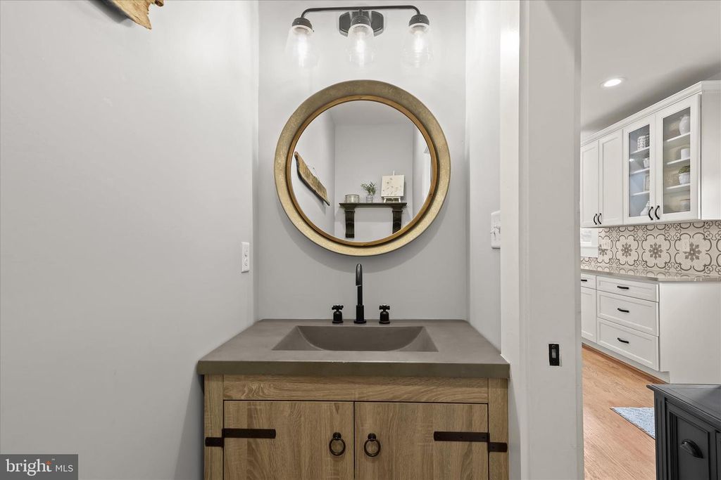 Image 24 of property listing at 16645 FREDERICK RD, Mount Airy, MD 21771