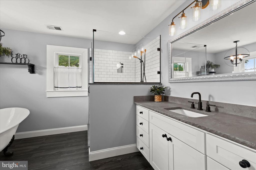 Image 27 of property listing at 16645 FREDERICK RD, Mount Airy, MD 21771