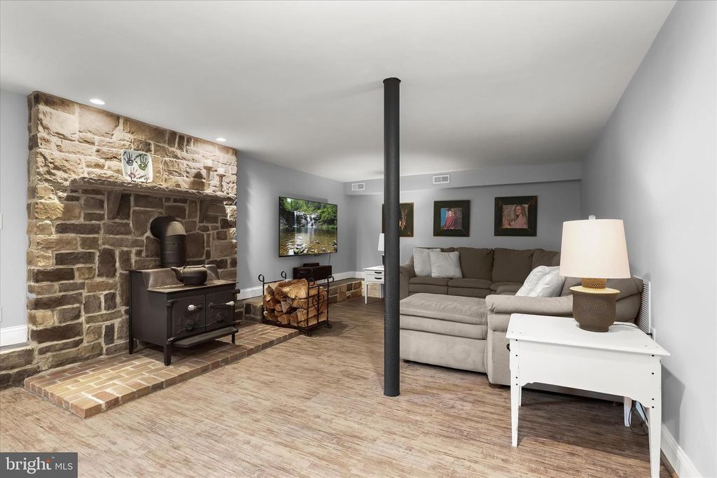 Image 38 of property listing at 16645 FREDERICK RD, Mount Airy, MD 21771