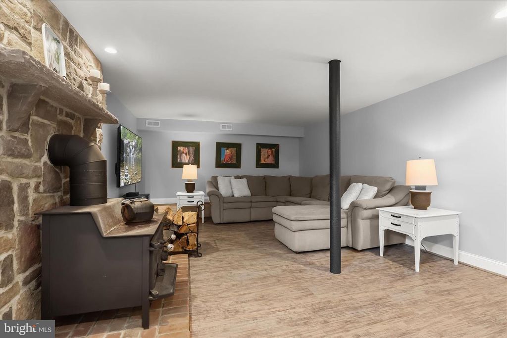 Image 39 of property listing at 16645 FREDERICK RD, Mount Airy, MD 21771