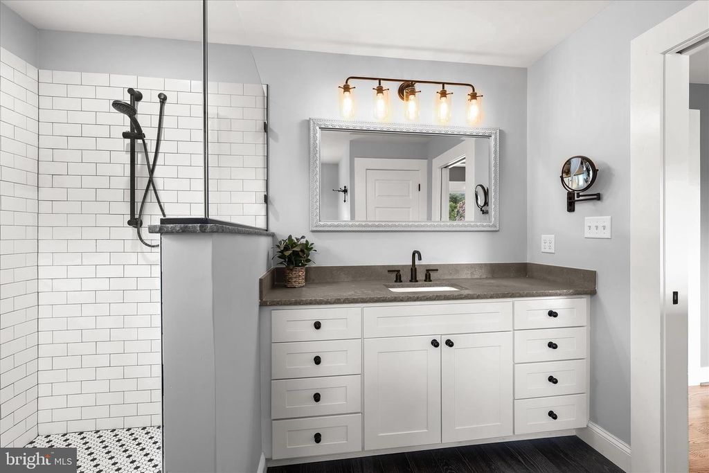 Image 5 of property listing at 16645 FREDERICK RD, Mount Airy, MD 21771