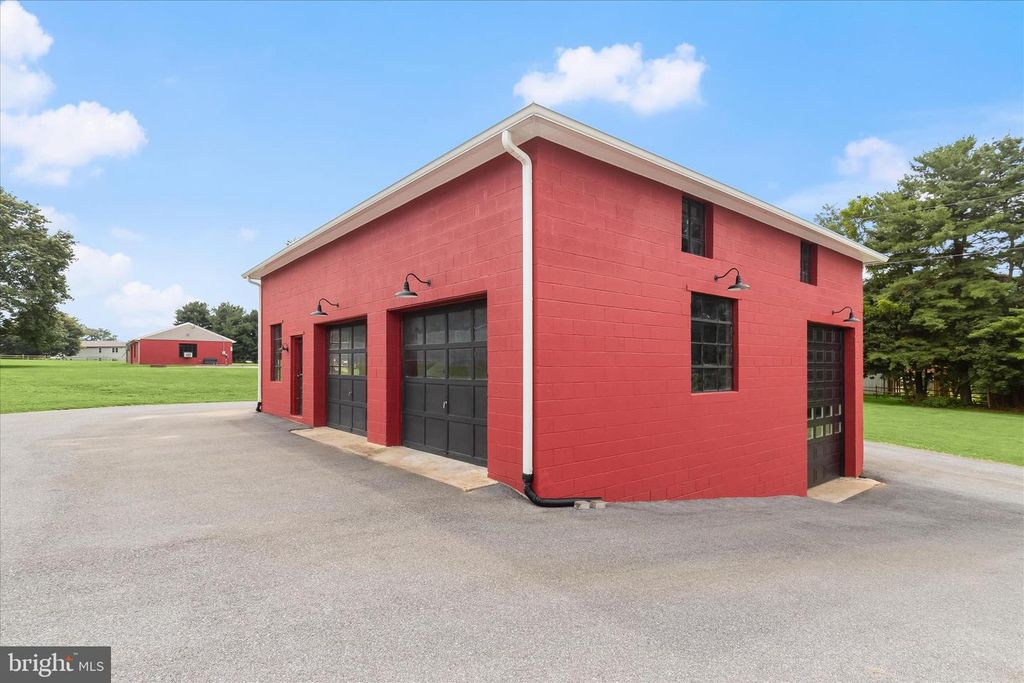 Image 6 of property listing at 16645 FREDERICK RD, Mount Airy, MD 21771