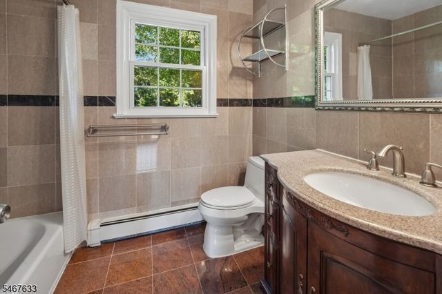 42 Collins Ave, Ramsey Boro, NJ 07446