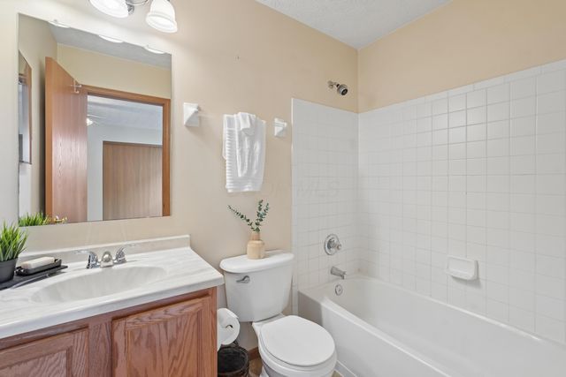 1977 Ashburn Drive, Delaware, OH 43015