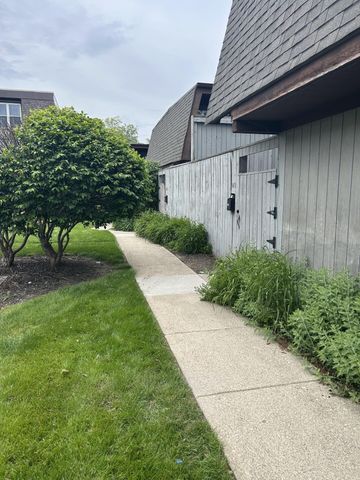 5479 Worthington Forest Place E, Columbus, OH 43229