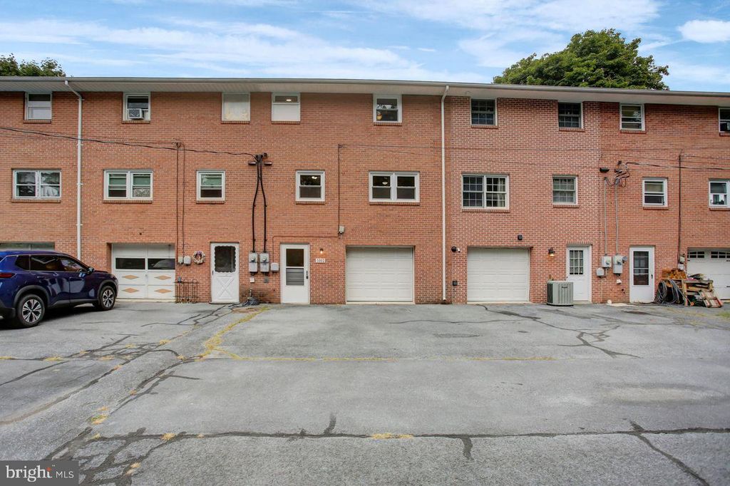 1002 LAURICH DR, Chambersburg, PA 17202