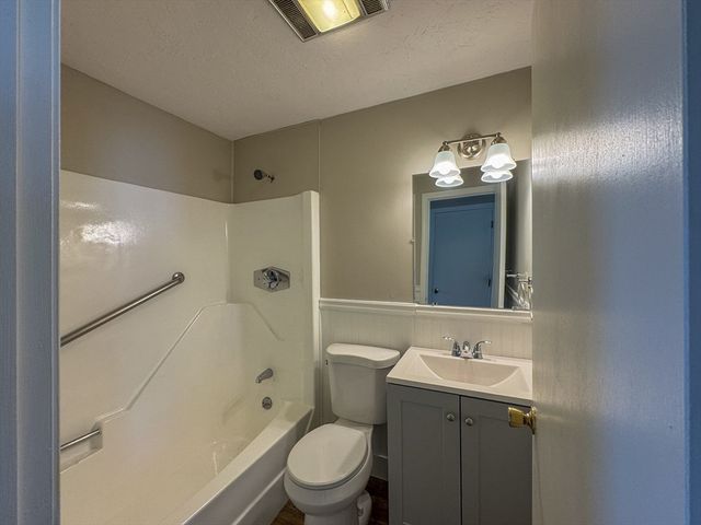 3 Lydon Ln A1, Halifax, MA 02338