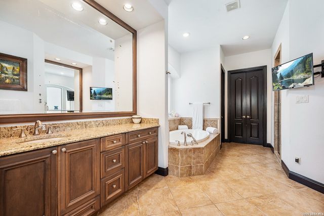 2 SAXBY GLN, San Antonio, TX 78257