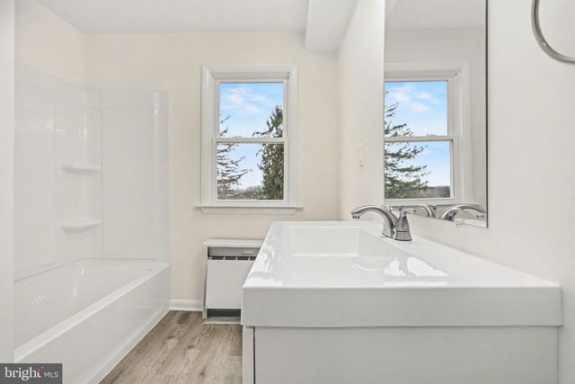 1030 E CANAL RD, Dover, PA 17315