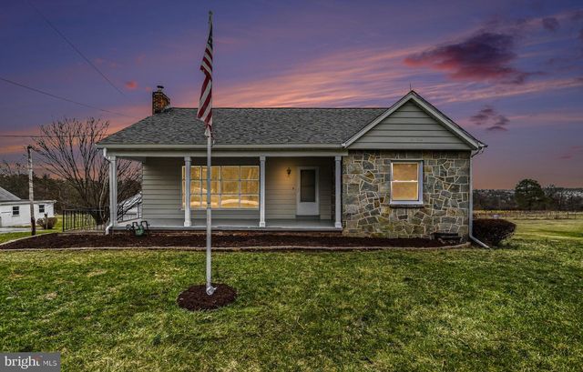 1030 E CANAL RD, Dover, PA 17315