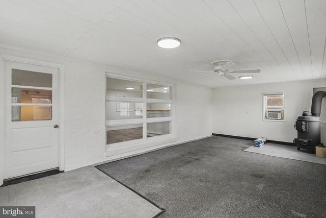 1030 E CANAL RD, Dover, PA 17315