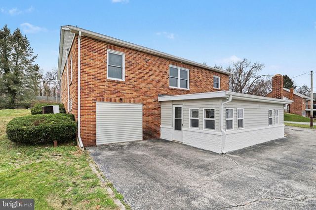 1030 E CANAL RD, Dover, PA 17315