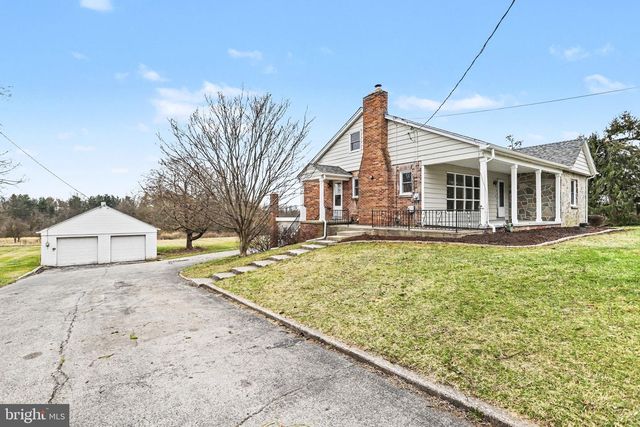 1030 E CANAL RD, Dover, PA 17315