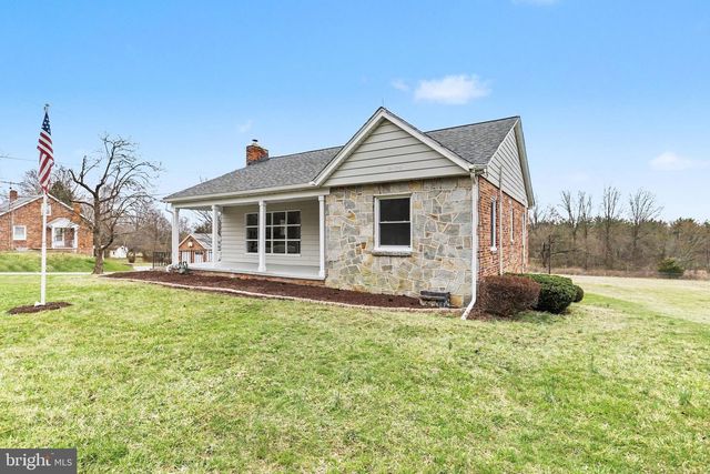 1030 E CANAL RD, Dover, PA 17315