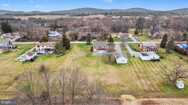 1030 E CANAL RD, Dover, PA 17315