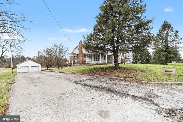 1030 E CANAL RD, Dover, PA 17315