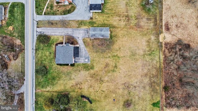 1030 E CANAL RD, Dover, PA 17315