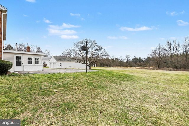 1030 E CANAL RD, Dover, PA 17315