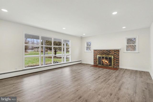 1030 E CANAL RD, Dover, PA 17315